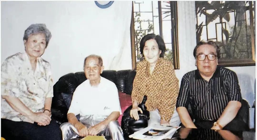1996年，刘志丹之女刘力贞（右二）与丈夫张光（右一）赴广州探望父亲战友、原红2