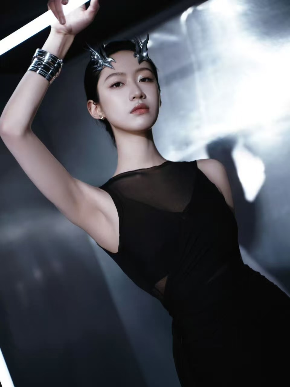 时尚32周年时尚之夜向涵之亮相时尚之夜，一袭简约黑裙搭配精致银饰，清冷气质与利