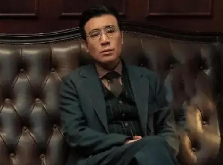 一次，李雪健在接受采访时，突然提及曾合作过的演员于和伟，直言不讳地指出：“这人骨