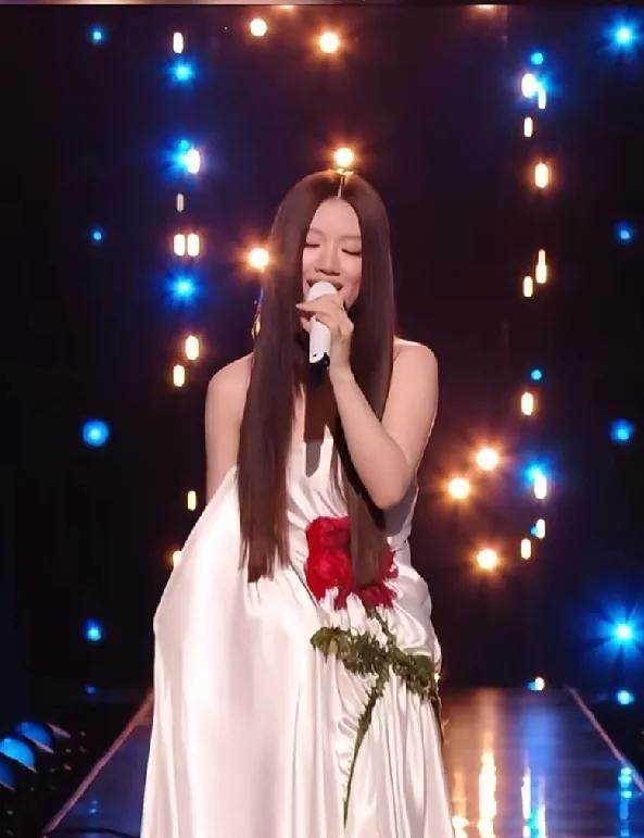 单依纯这次真的开窍了怪不得这期能拿第一这次演唱曲目《君》其实是直接把很多歌集