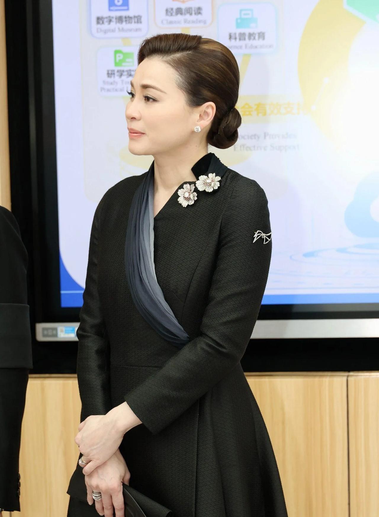 泰国王后苏提达在清华大学的演讲全程都用中文苏提达王后这场8分48秒的中文演讲