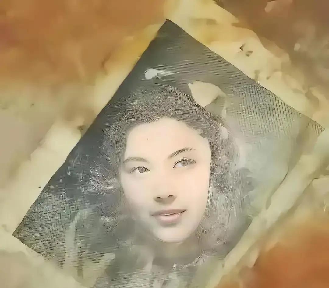 2016年，韩国送回一批烈士遗骸。其中一个骨灰盒里有个小铜镜，打开发现夹着张旧照