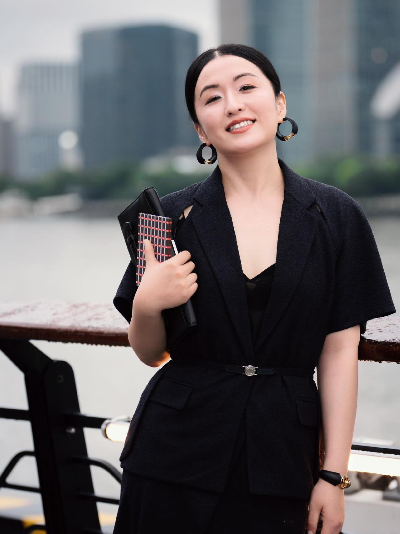 秦雯录音爆出来，最可怕的不是内容，而是会让圈内大佬对其疏远。坦白讲，她大热的编