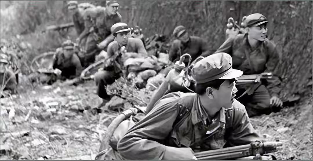 1938年，陈赓被两路日军夹击急电求援，徐向前却下死命令：原地待命，不准后退，竟
