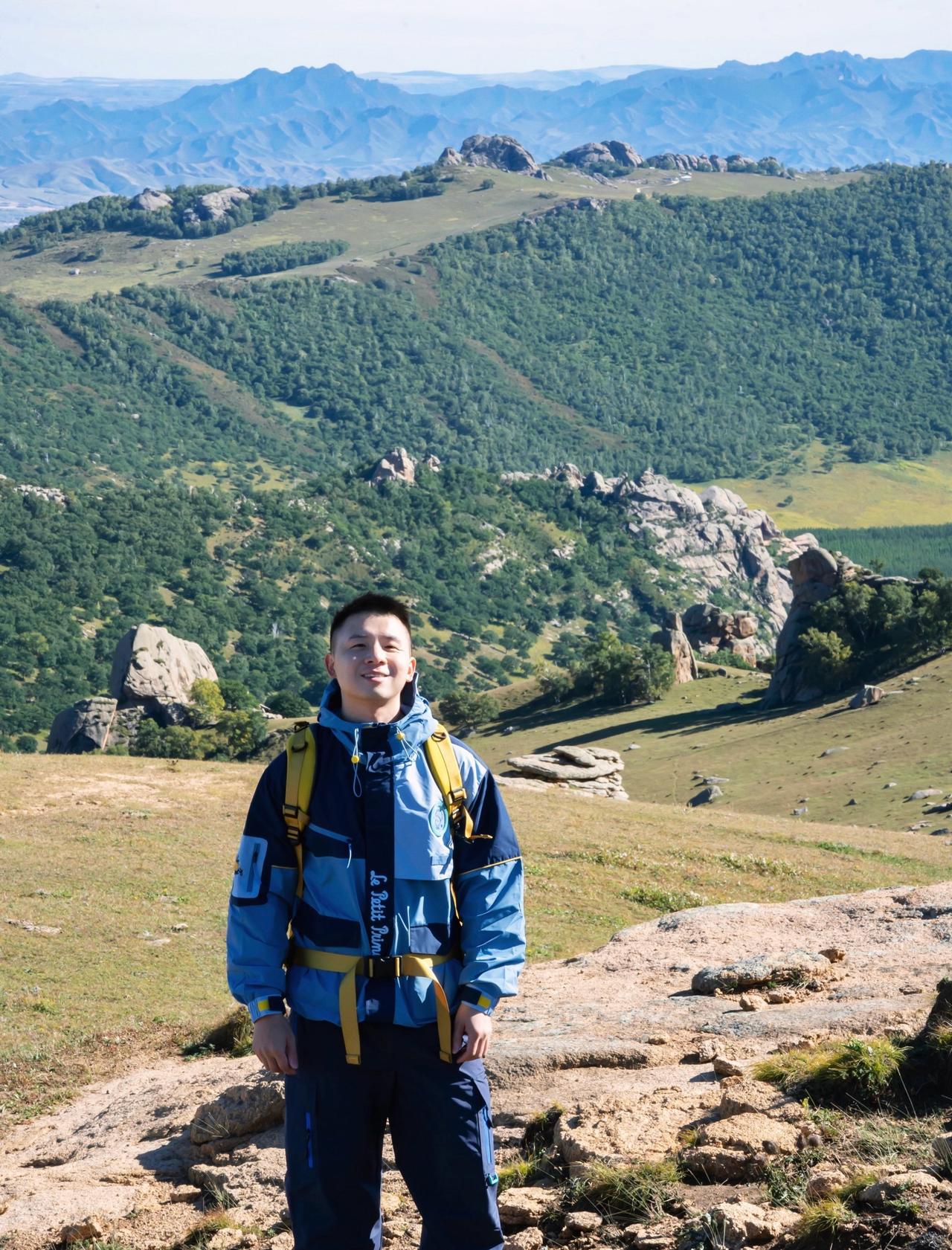 如果国庆假期非要去爬一座山我建议是内蒙大青山⛰️很难形容大青山的风景带来的震