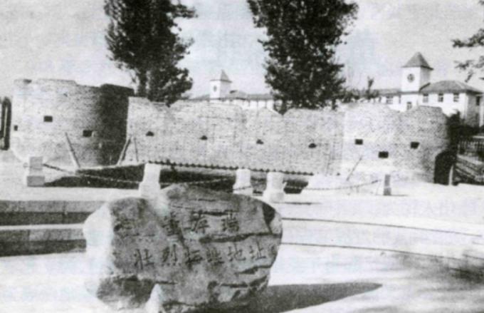 1948年5月25日，隆化，巨响之后，董存瑞烈士没有留下遗体。爆炸后的现场，只找