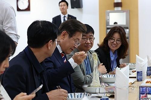发达国家总统李在明与国务委员开会，午餐紫菜包饭。在总统府记者食堂跟众记者零距