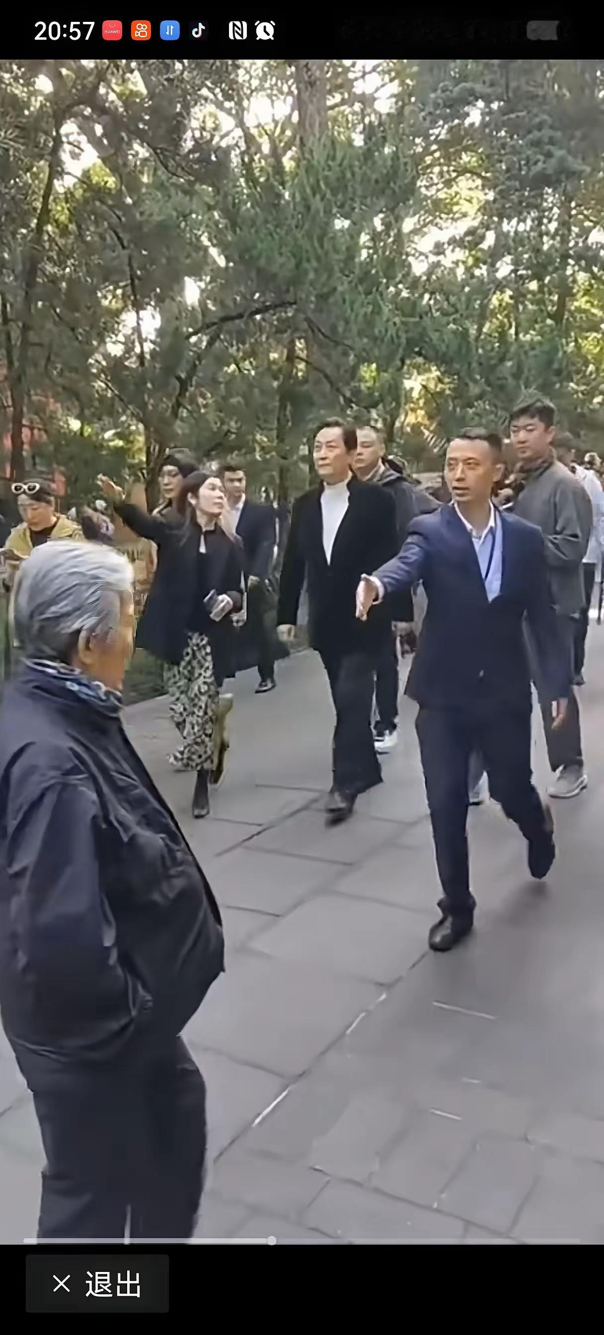 保镖的嘴:对不起保镖的手:都闪开!这哪是道歉分明是通知成都武侯祠