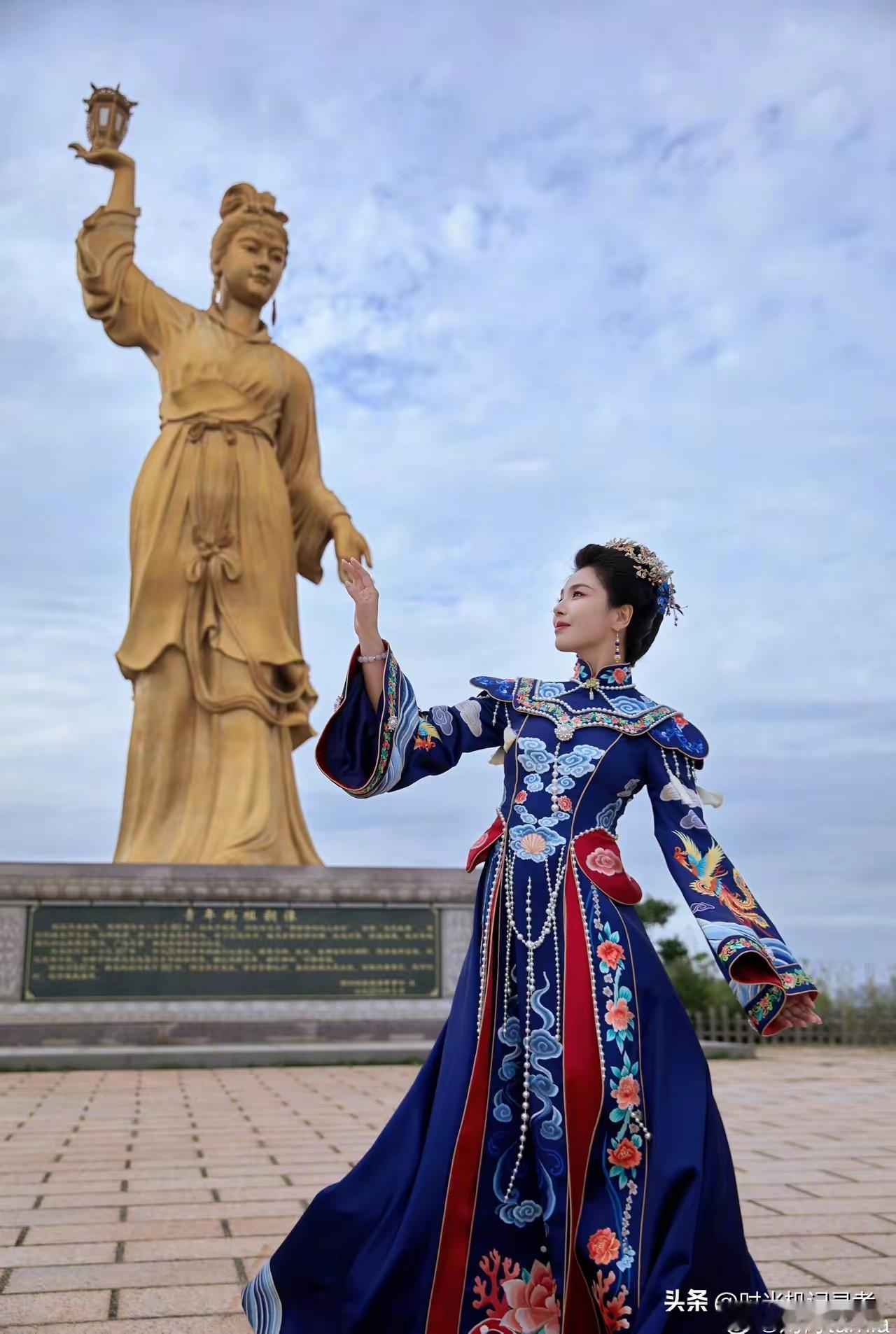 刘涛和妈祖牵手，真的好美，真的好像她们互相遇见了对方。刘涛宣传了妈祖文化，也同