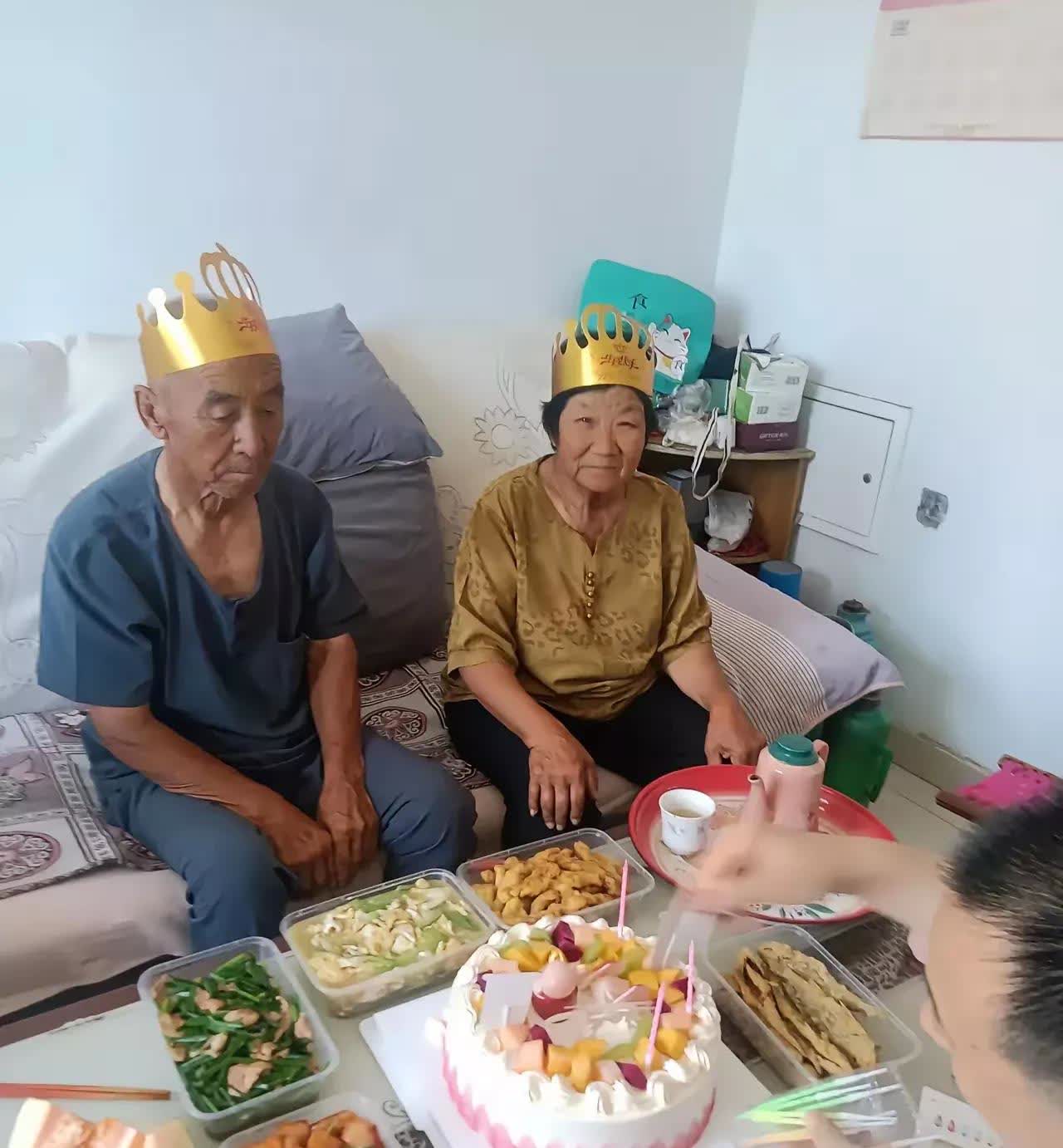“家丑不可外扬”山东，有一名女子跟丈夫回娘家给老父亲过生日，但嫂嫂因为记仇，没