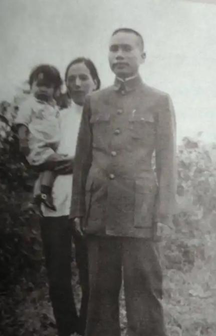 1948年，军统少将周镐突然人间蒸发，妻子认为他是远赴台湾，殊不知丈夫早已在19