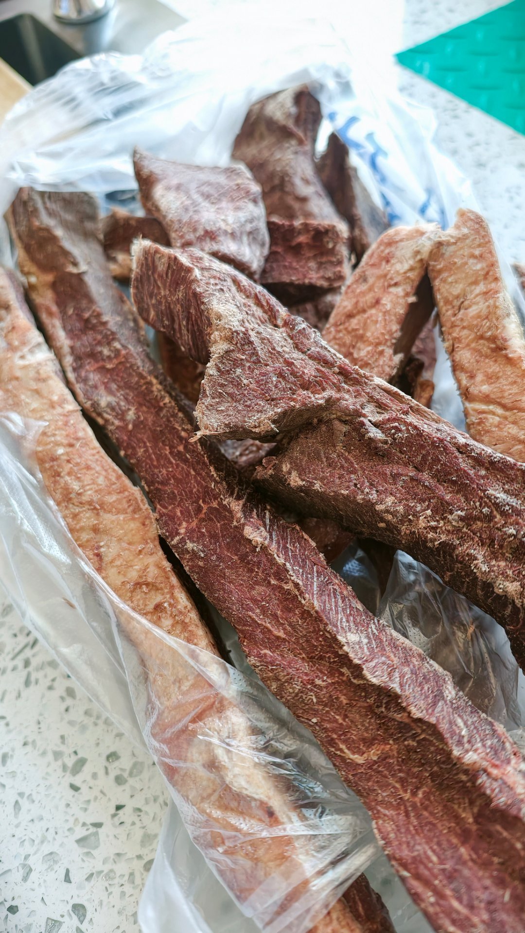 回了趟老家，住在草原上的亲戚，拿出了她的零食………风干生肉…………内蒙的女人确实