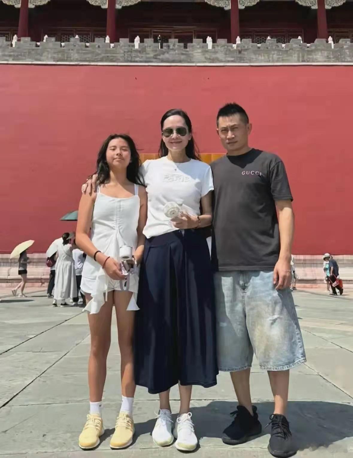 郭羡妮晒一家三口北京出游，女儿少有遗传妈妈美女基因，像爸爸！​​​