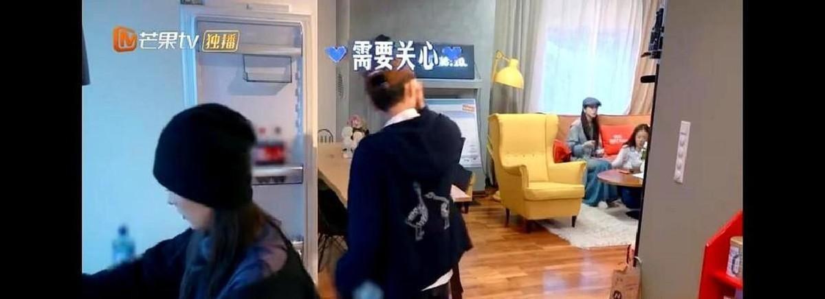 张晚意录综艺时一句“来我房间吃面”把李沁架在原地，张雅琪直接开麦：这话听着就尴尬