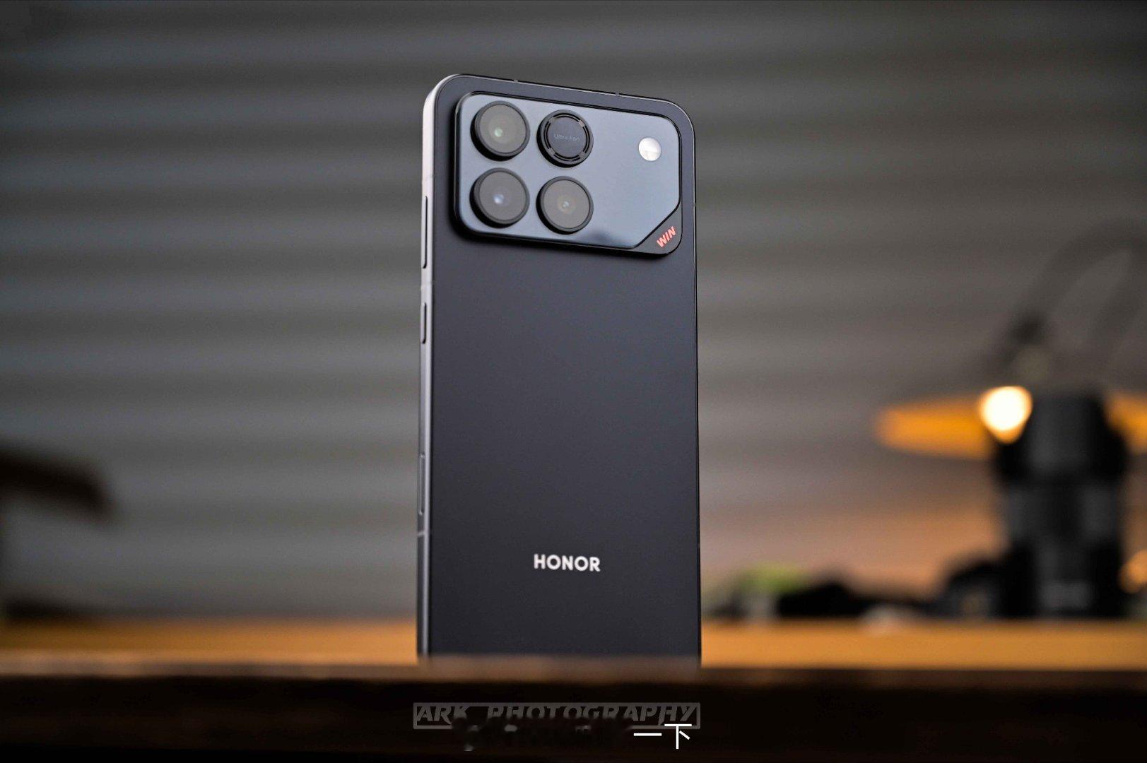 用了几天荣耀WIN，感觉确实很有意思，好多地方我感觉都到顶了，要是耀子有魄力来个