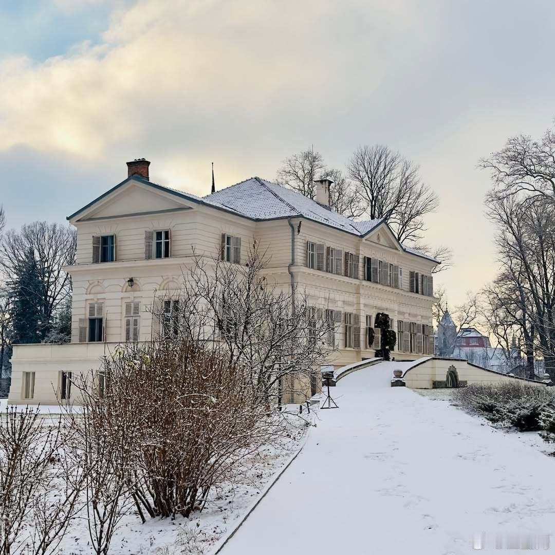 罗马尼亚王室罗马尼亚公主索菲娅在家族城堡分享2025年的第一场冬雪。❄❄❄世界