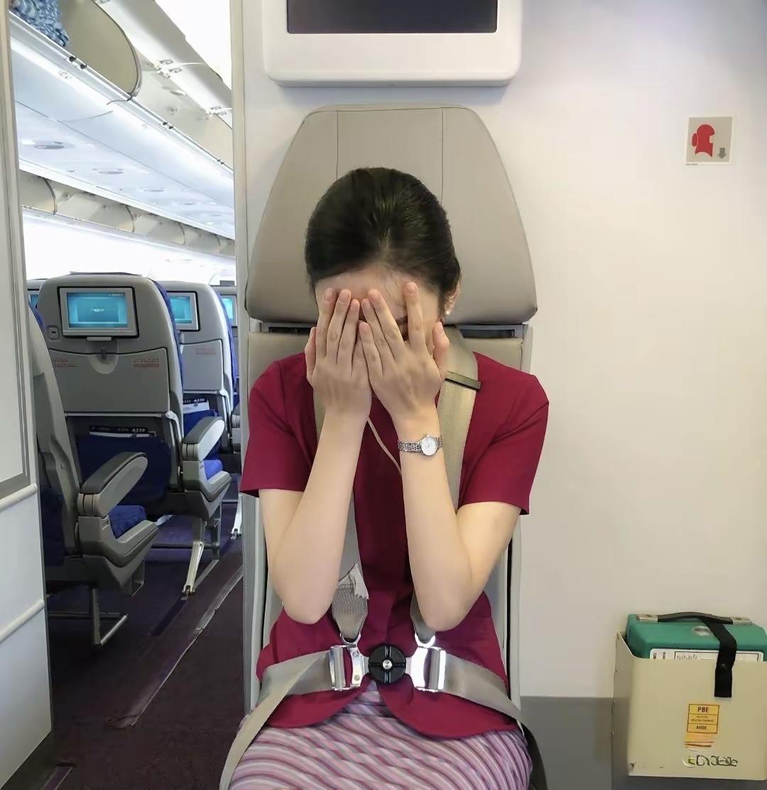 今天坐女朋友飞的航班陪她一起回去，在飞机上拍个照还不好意思呢，不过空姐工作确实辛
