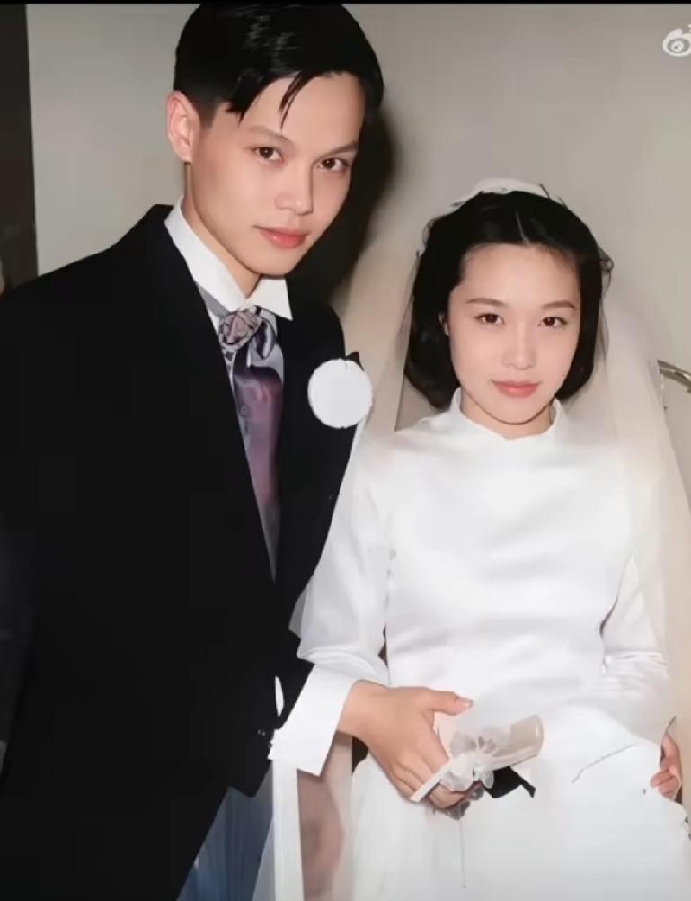 杨振宁原配杜致礼究竟有多美？这张1950年的结婚照里，23岁的她端庄雅致，自带大