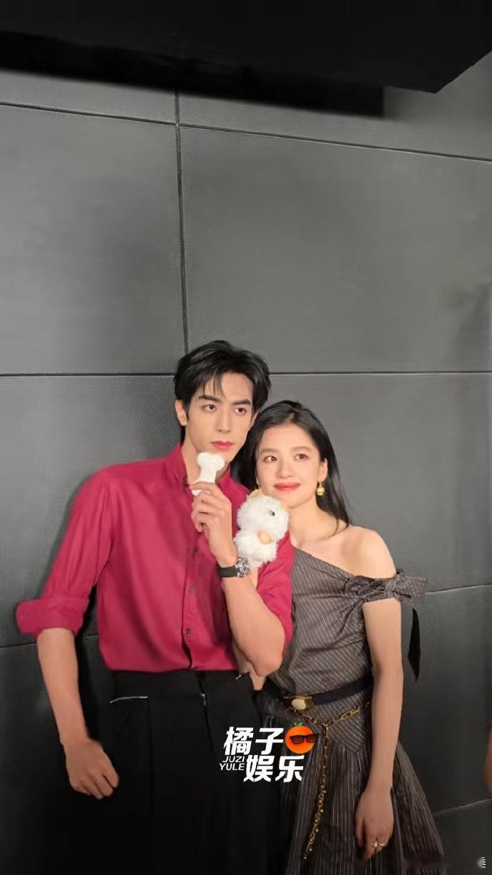 宋威龙张婧仪野狗骨头合照宋威龙张婧仪后台合照宋威龙张婧仪站在一起适配度爆表