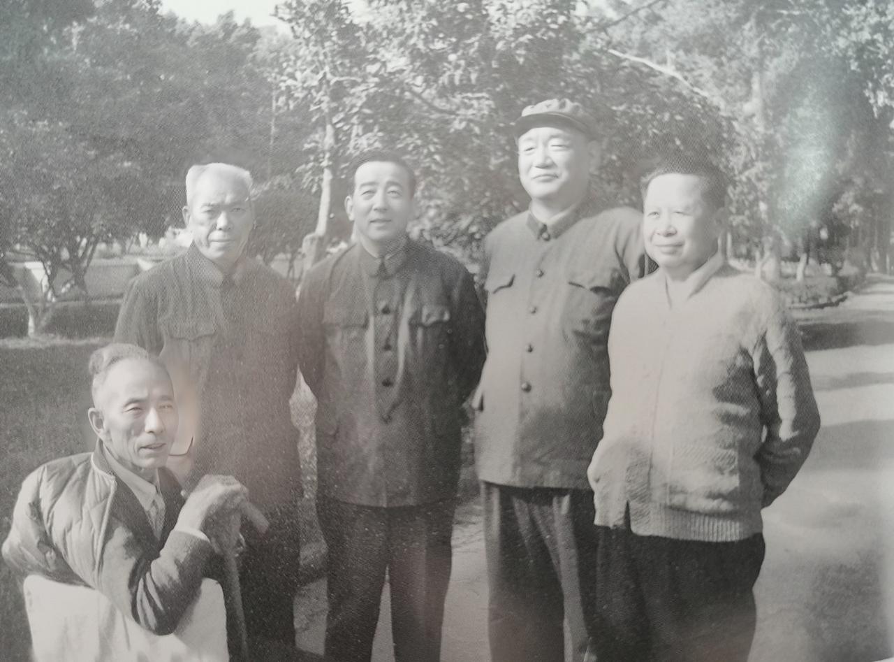 1982年，梁兴初专程南下广州探望老战友。此时尤太忠刚就任广州军区司令员，听说梁