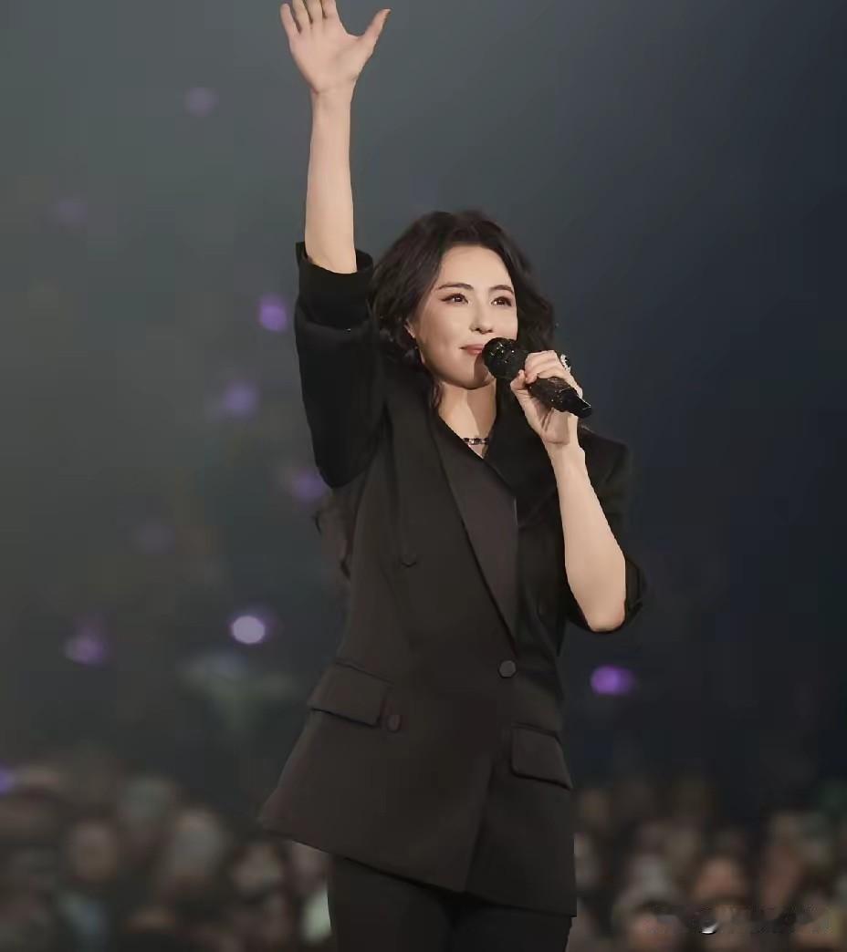 张柏芝说，我大儿子一岁的时候，有人指他拍告，给我们1000万，我马上就推了。作为