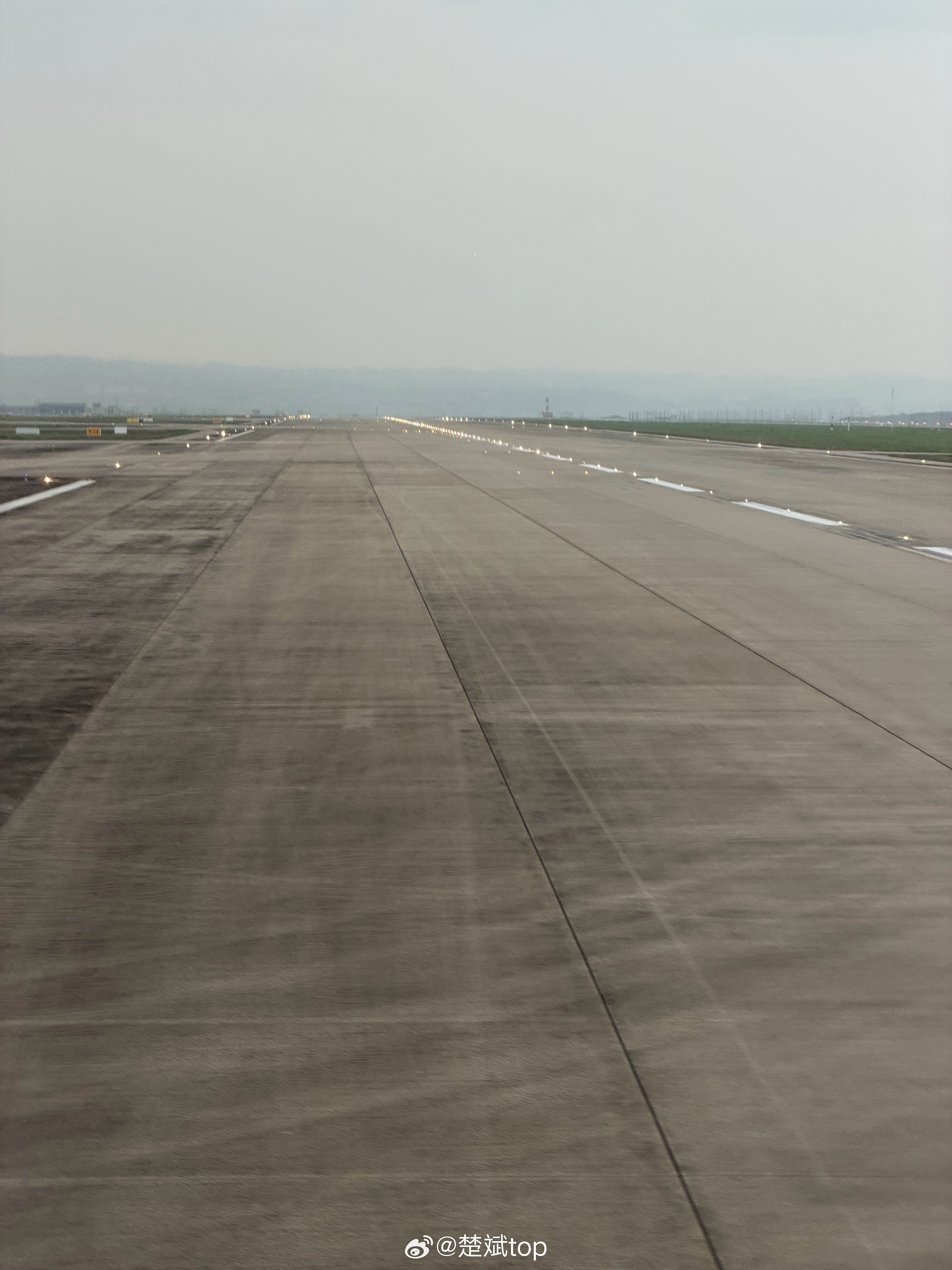 落地重庆，飞机滑了一段不走了，然后等前面两架飞机落地后才继续动起来了，好家伙我们