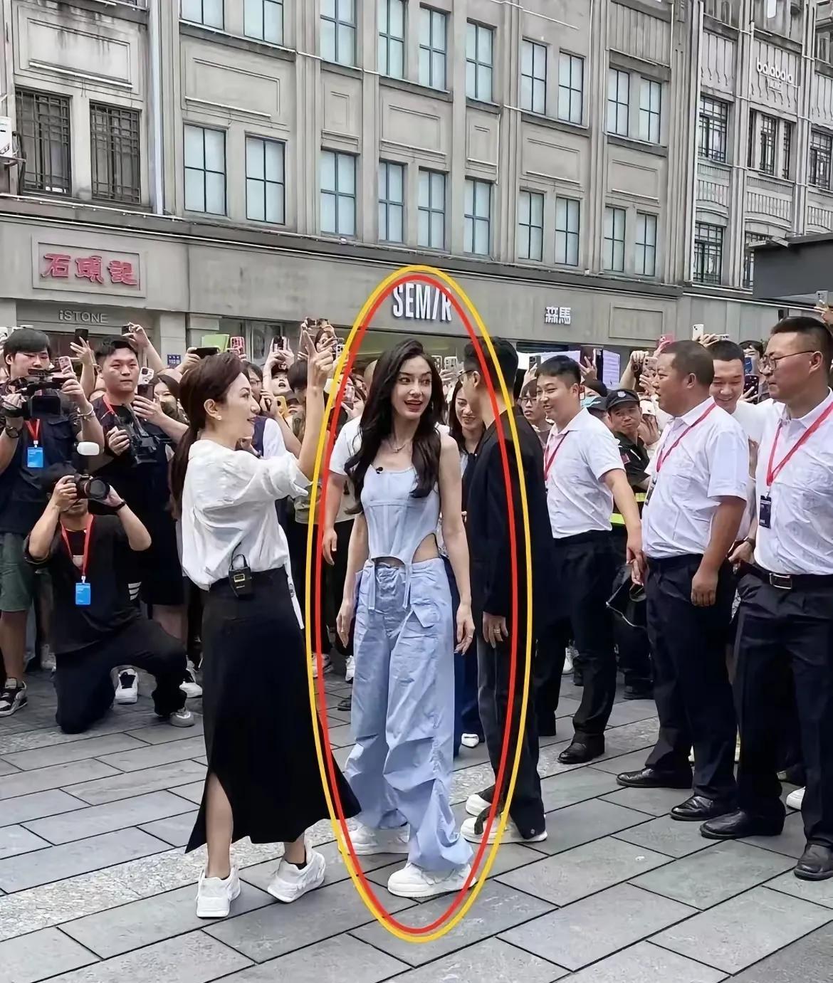 杨颖本人确实漂亮！身材也好，回头率百分百，凹凸有致的身材，迷人的气质，妥妥的女神