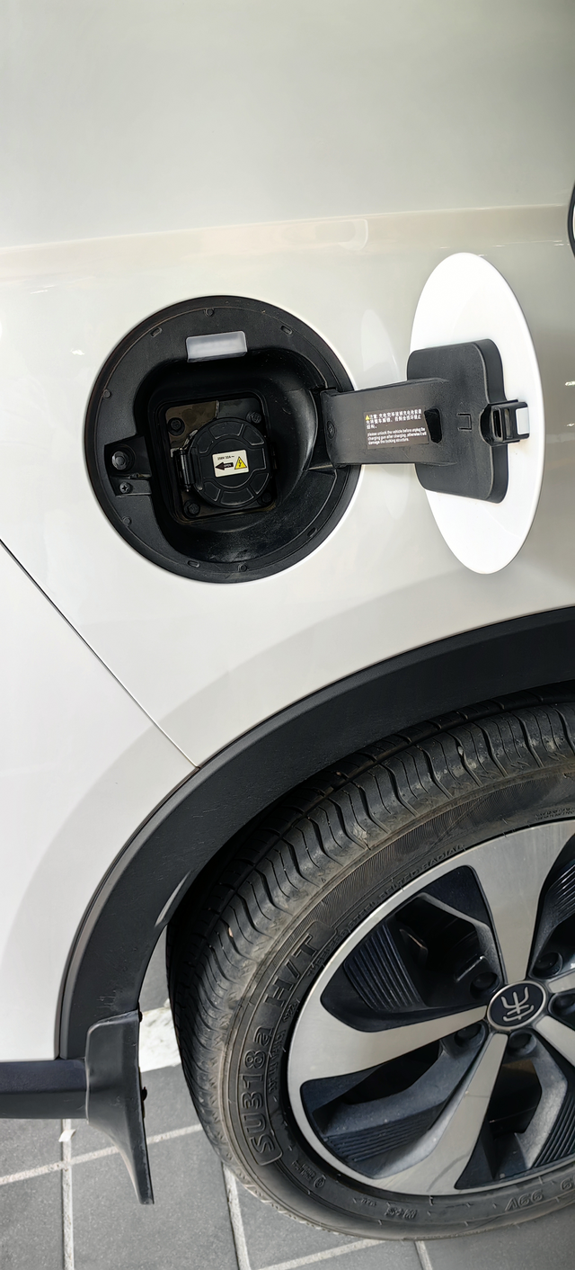 宋PLUSdmi充电口裂了充电站冲个电，充的时候好好的，满电收枪的时候才发现里