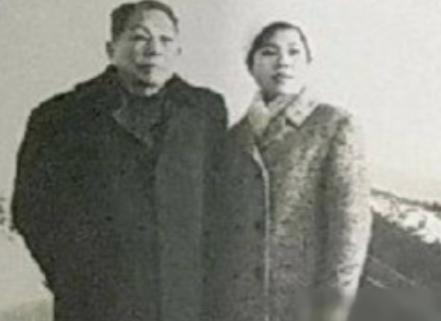 1974年，90岁的杨森迎娶了17岁的张灵凤，洞房之夜，就在杨森要行房事时，张灵