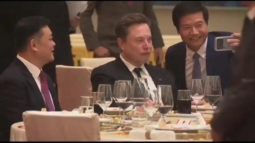 雷军马斯克合影里，那个拘谨男人藏了30年身份，最近这张跨界合影刷爆全网，大部分目