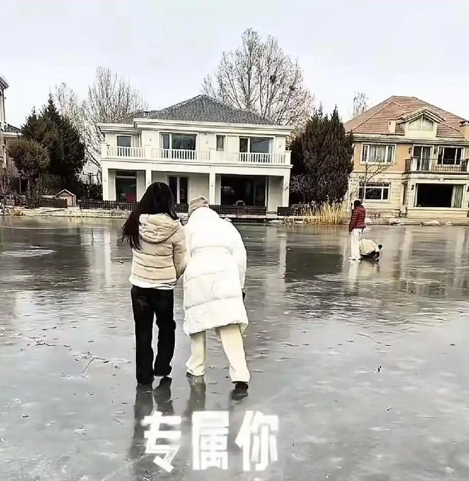 张兰带孙子孙女在公园溜冰！小玥儿想妈妈闷闷不乐，小箖箖摔跤假哭逗姐姐开心​​​