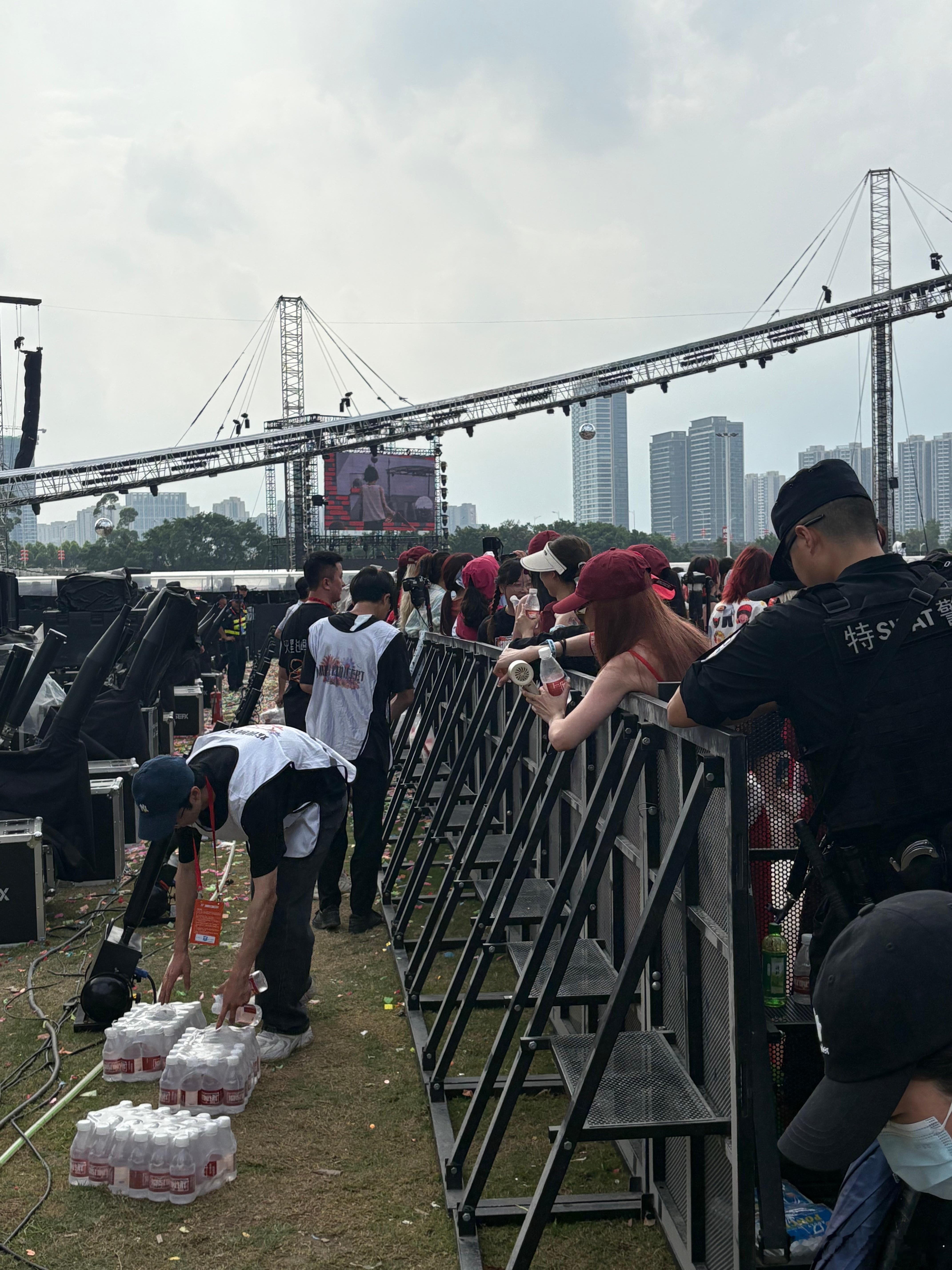华晨宇佛山演唱会上的高效与关怀 在佛山演唱会的现场，暴雨毫无征兆地倾泻而下，但各