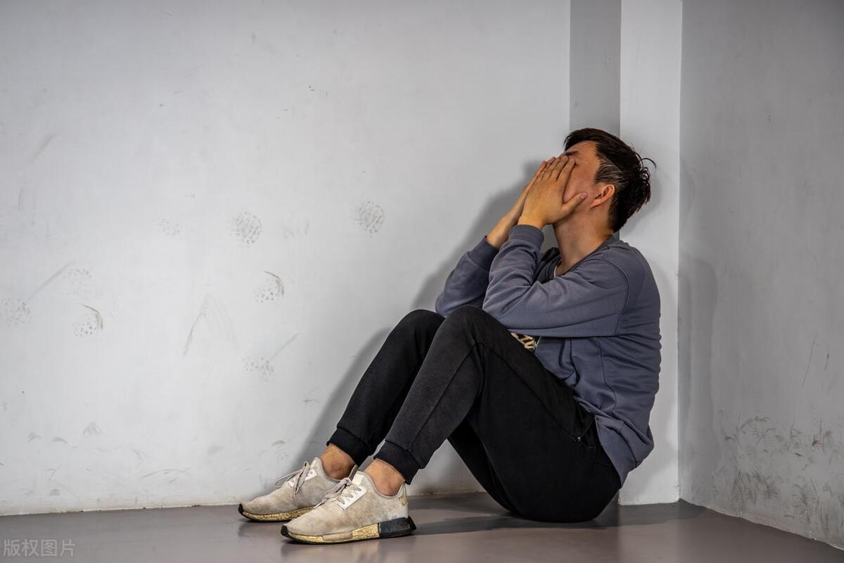 我堂弟现在后悔死了，他老妈更后悔，他怎么能动手推怀孕6个月的老婆呢？还不是怪我婶
