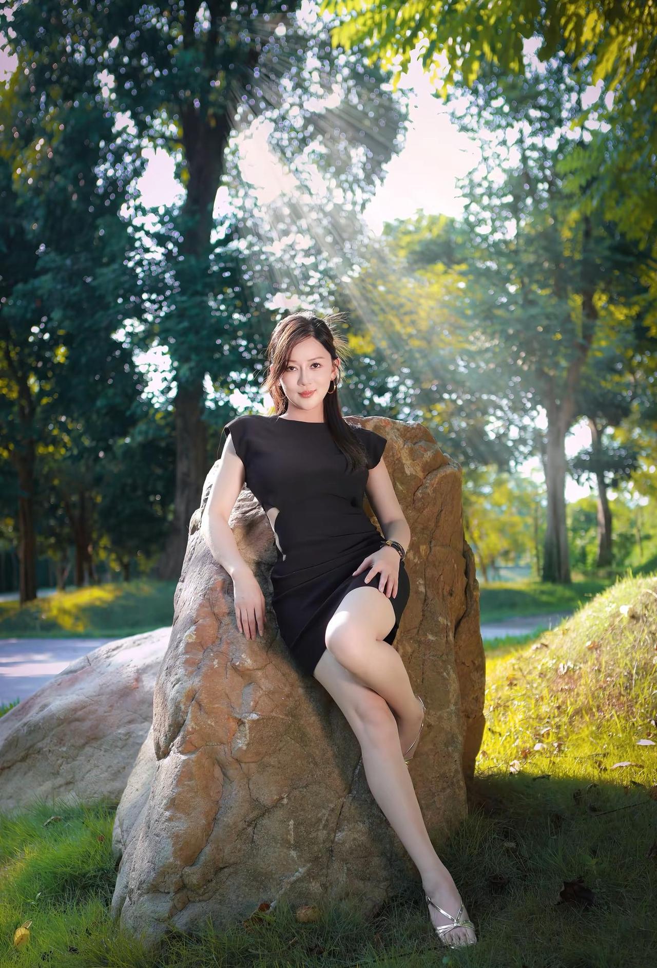 邂逅一束阳光，自在即是光芒☀️。高级感外景▫️主题：松弛感成熟人像，不必刻意摆