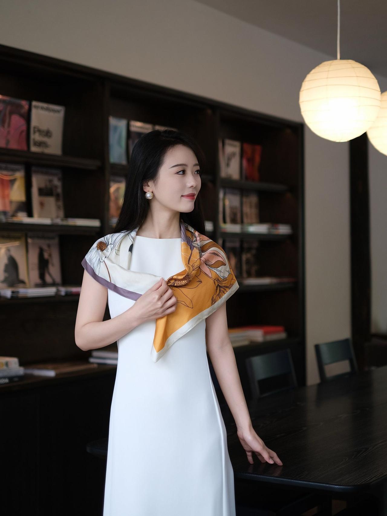 什么样的女人才能称得上有气质?气质从不是刻意的张扬，而是白裙衬出的从容，丝巾挽起