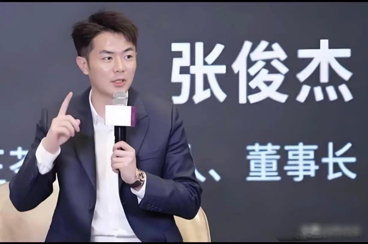 霸王茶姬创始人、张俊杰，33岁，云南昆明人，10岁成为孤儿，幼年独自流浪，18岁