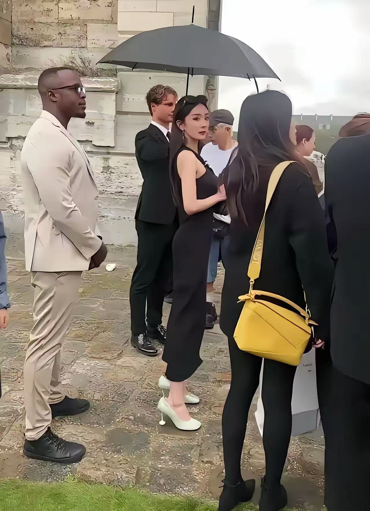 别人关心的是她的气质，我关心的是她的鞋子