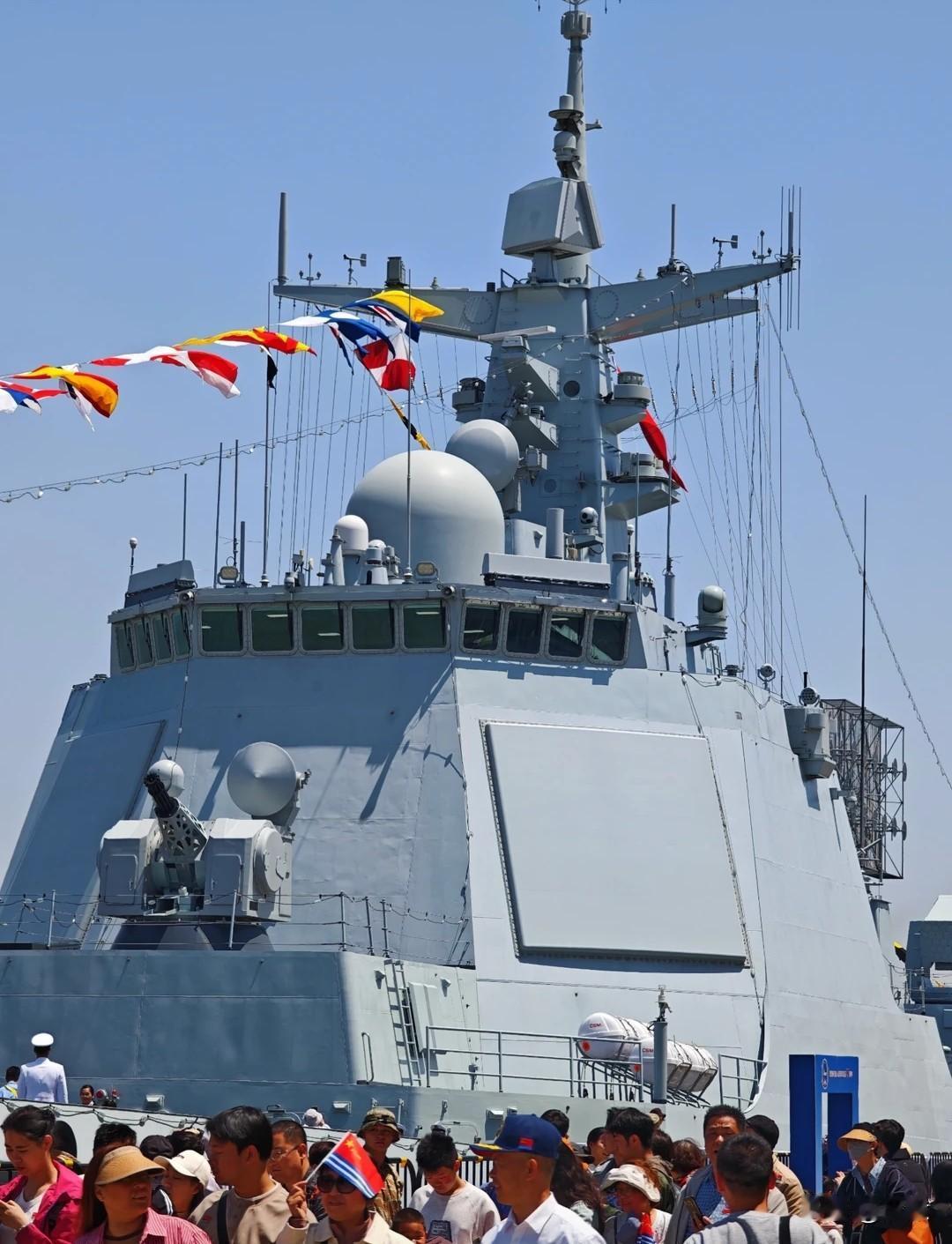 【052D改进型宿州舰风采】日前海军正在开展77周年舰艇开放日活动，民众有机会近