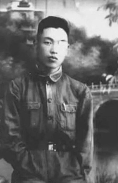 1950年，长津湖战场，17岁的朱彦夫在昏迷中被敌人一刀划开了肚子，他被突然的剧