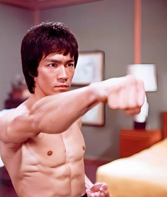 1973年，李小龙死在了丁佩的床上，一时间她被推上了风口浪尖，可没过多久，她转身