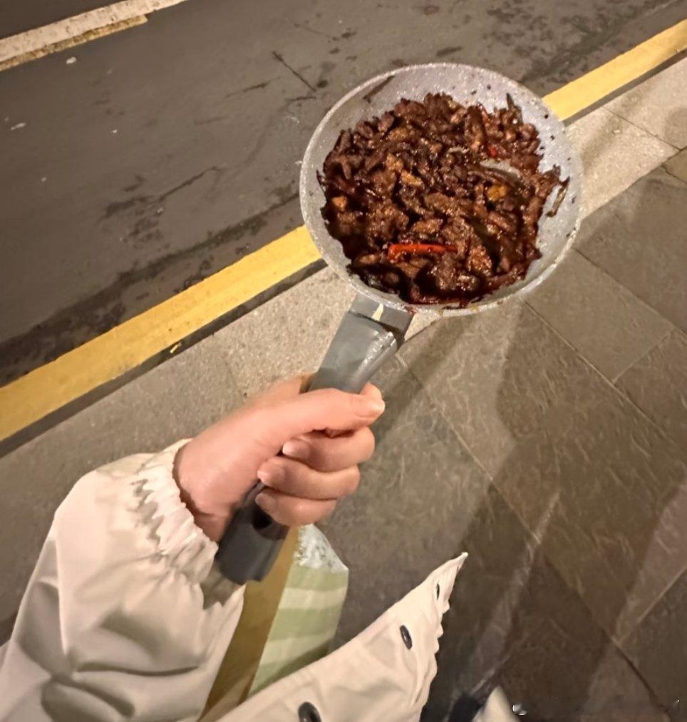当大学生第一次进厨房那我一定要让朋友吃上我还没出锅的第一口饭校园热梗王