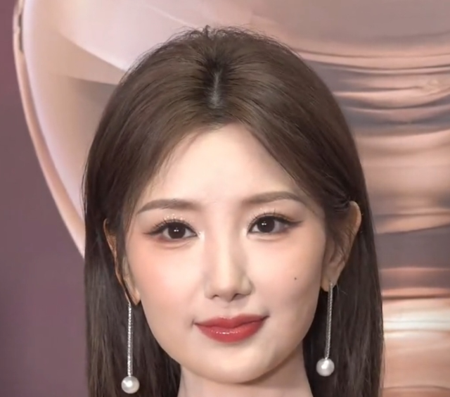 岁月对毛晓彤也太温柔了38岁依旧灵动又有少女感她真的一点医美痕迹都没有笑起