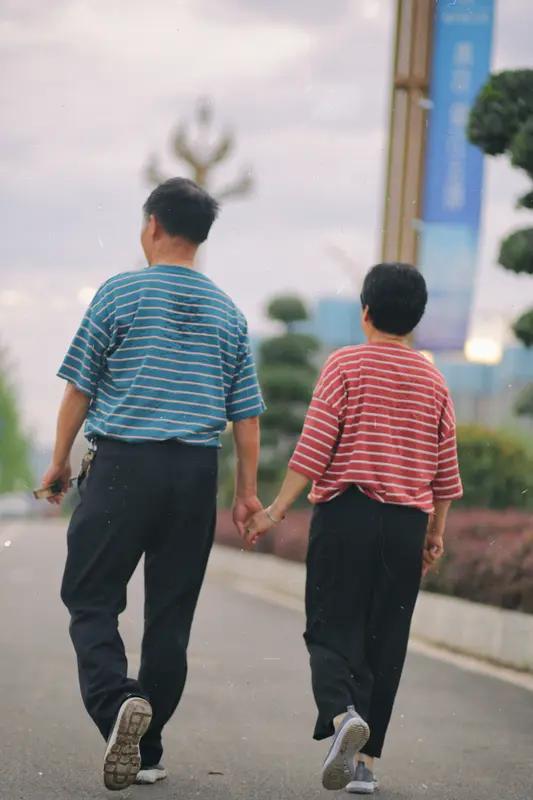 昨天跟老婆视频通话的时候，老婆的一句话让我差点崩溃，老婆说，你咋看着跟老头似的，