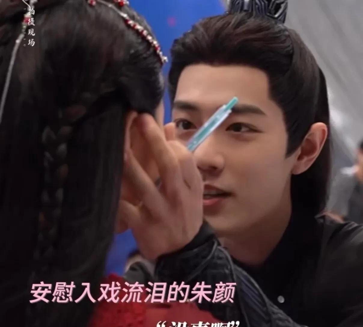 肖战有个特别苏的习惯。拍戏的时候，跟他搭戏的女演员如果因为剧情需要，或者入戏太