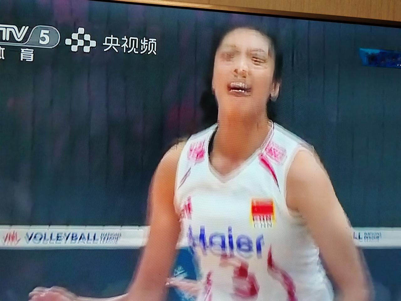 6月6日世界女排联赛南京站的比赛，中国女排对阵塞尔维亚女排，第一局中国女排10：