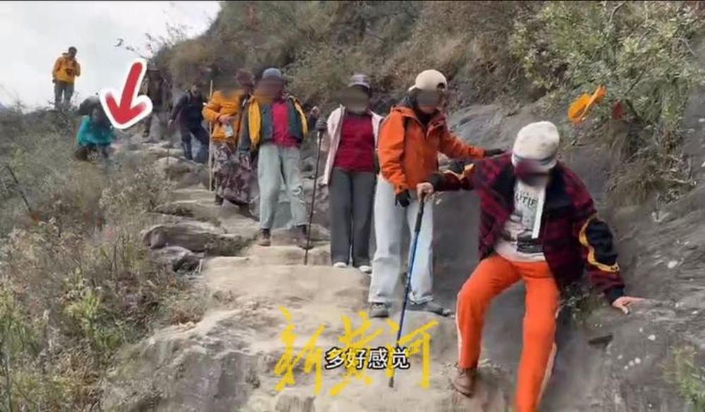 云南虎跳峡一徒步者踩空从15米山崖坠落, 景区: 伤者受轻伤, 已自行离开