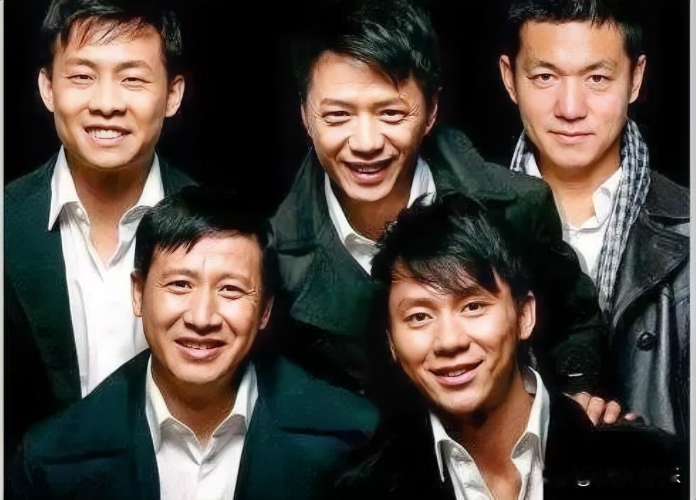 张译旁边李晨后边的，以为是王宝强呢，仔细一看，不是他。
