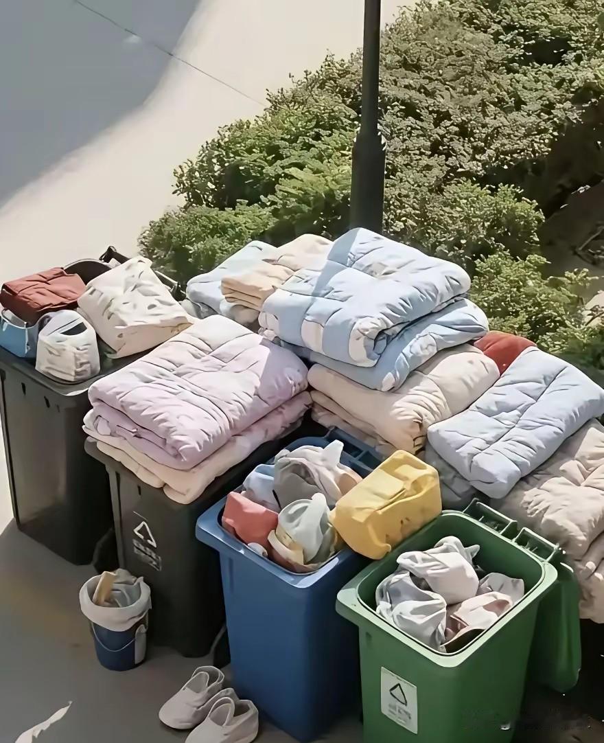 看看孩子大学毕业后扔的东西，再看看考场外的妈妈，你能想到什么？孩子们扔的东西是父