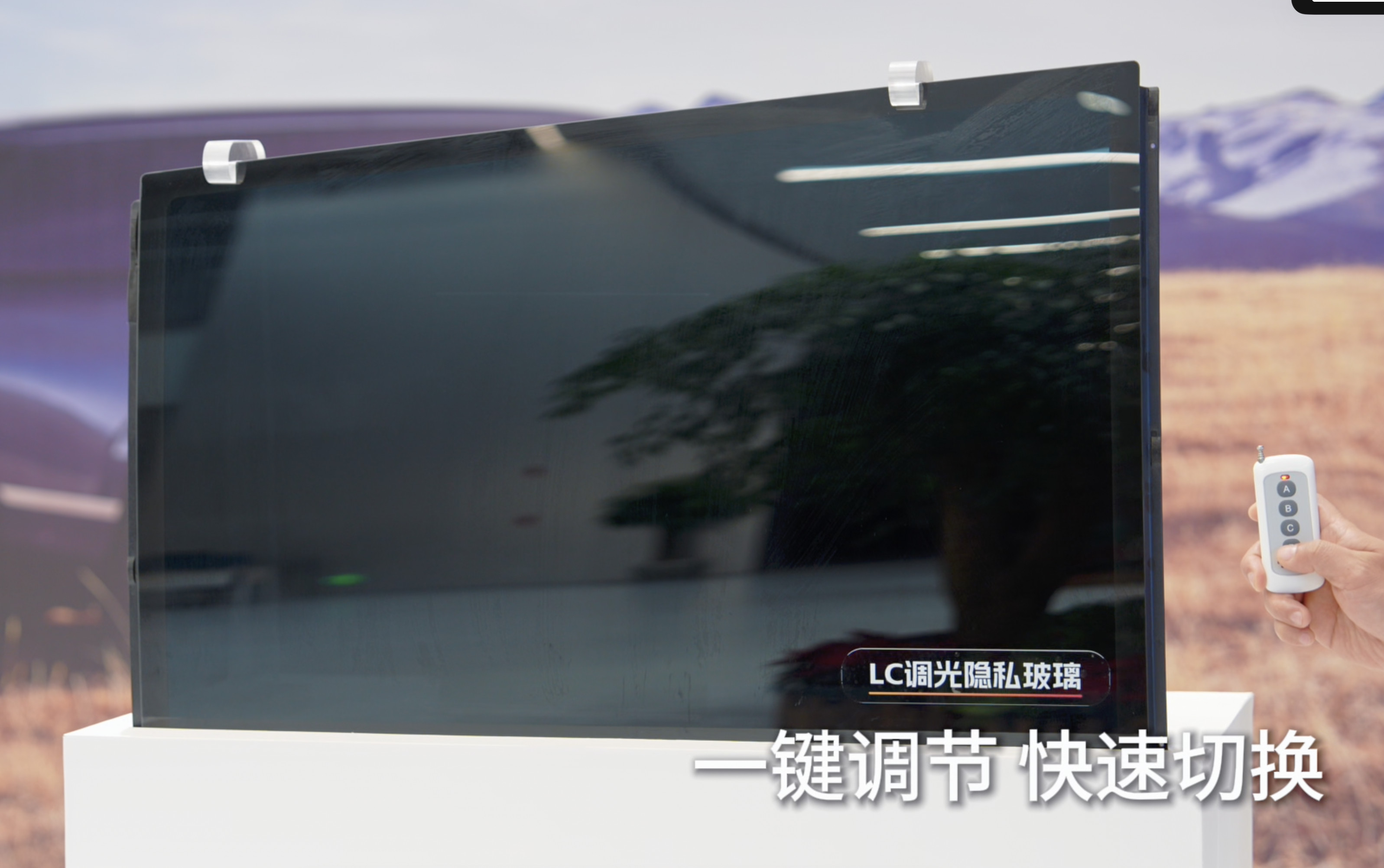 小鹏gx发布全球首个ai调光隐私玻璃记得挺多年前的北京车展，我去伟巴斯特展台去
