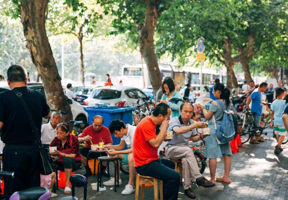 武汉人过早，热干面首选，蔡林记，蔡明伟，常青麦香园，民生甜食馆为大众连锁店外，这